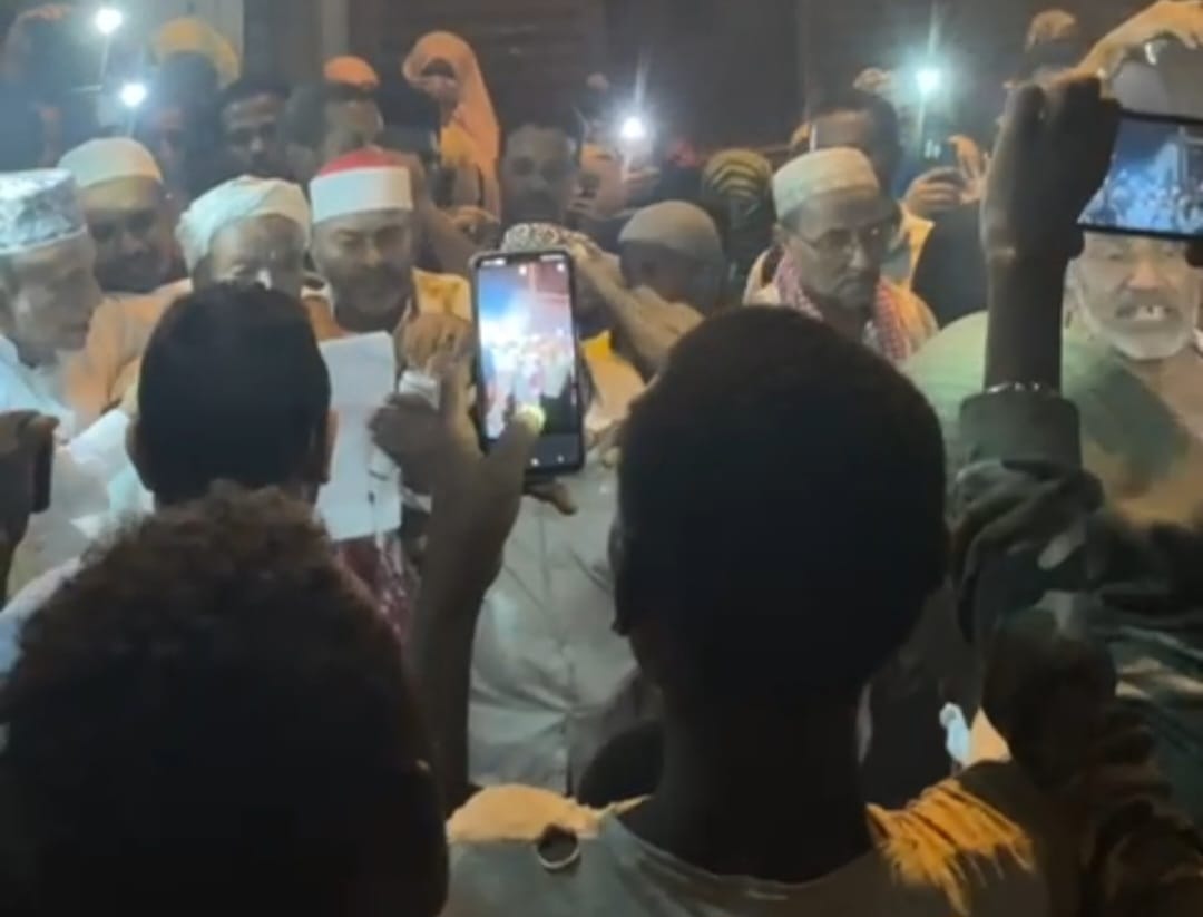 Le maire prend part à la cérémonie religieuse de la 27ème nuit de Ramadan à la grande mosquée d'Ambouli